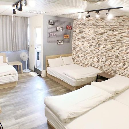 Fengjia Gift Box Homestay Taichung Exteriör bild