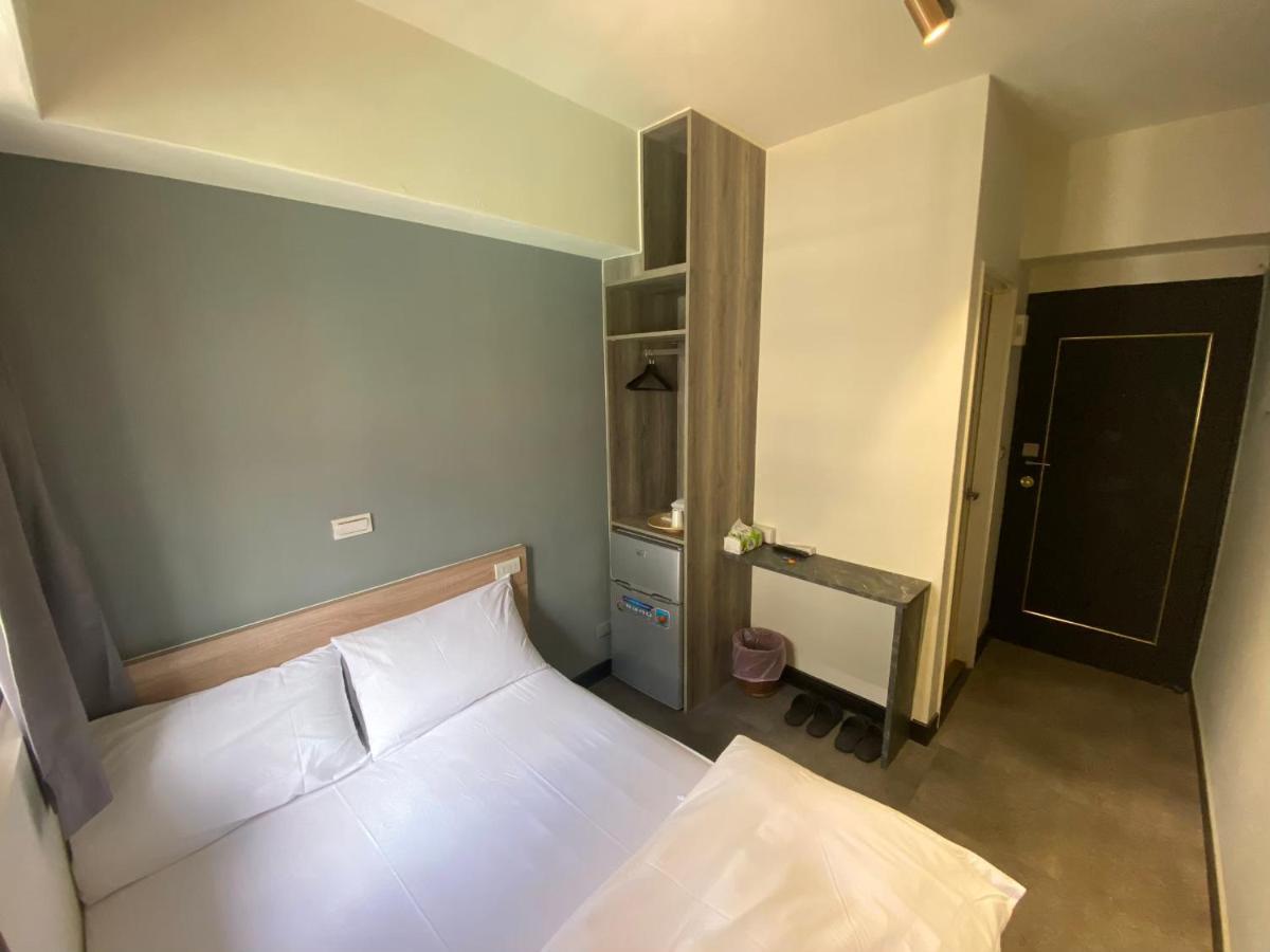 Fengjia Gift Box Homestay Taichung Exteriör bild