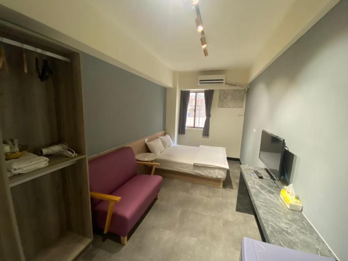 Fengjia Gift Box Homestay Taichung Exteriör bild