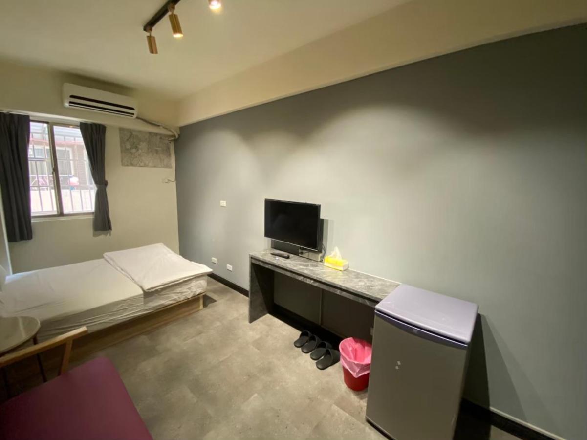 Fengjia Gift Box Homestay Taichung Exteriör bild