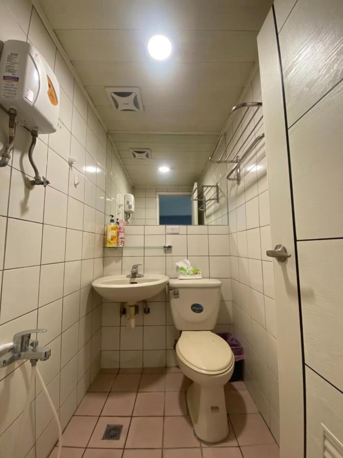 Fengjia Gift Box Homestay Taichung Exteriör bild