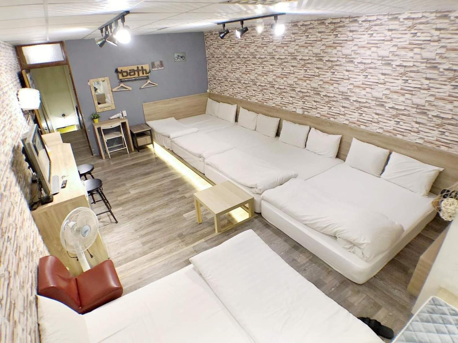 Fengjia Gift Box Homestay Taichung Exteriör bild