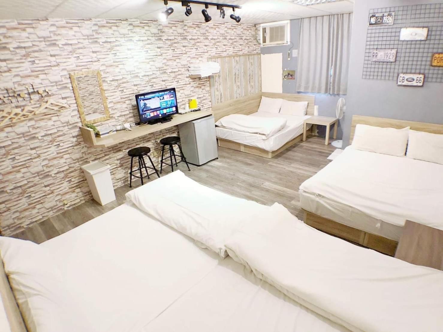 Fengjia Gift Box Homestay Taichung Exteriör bild