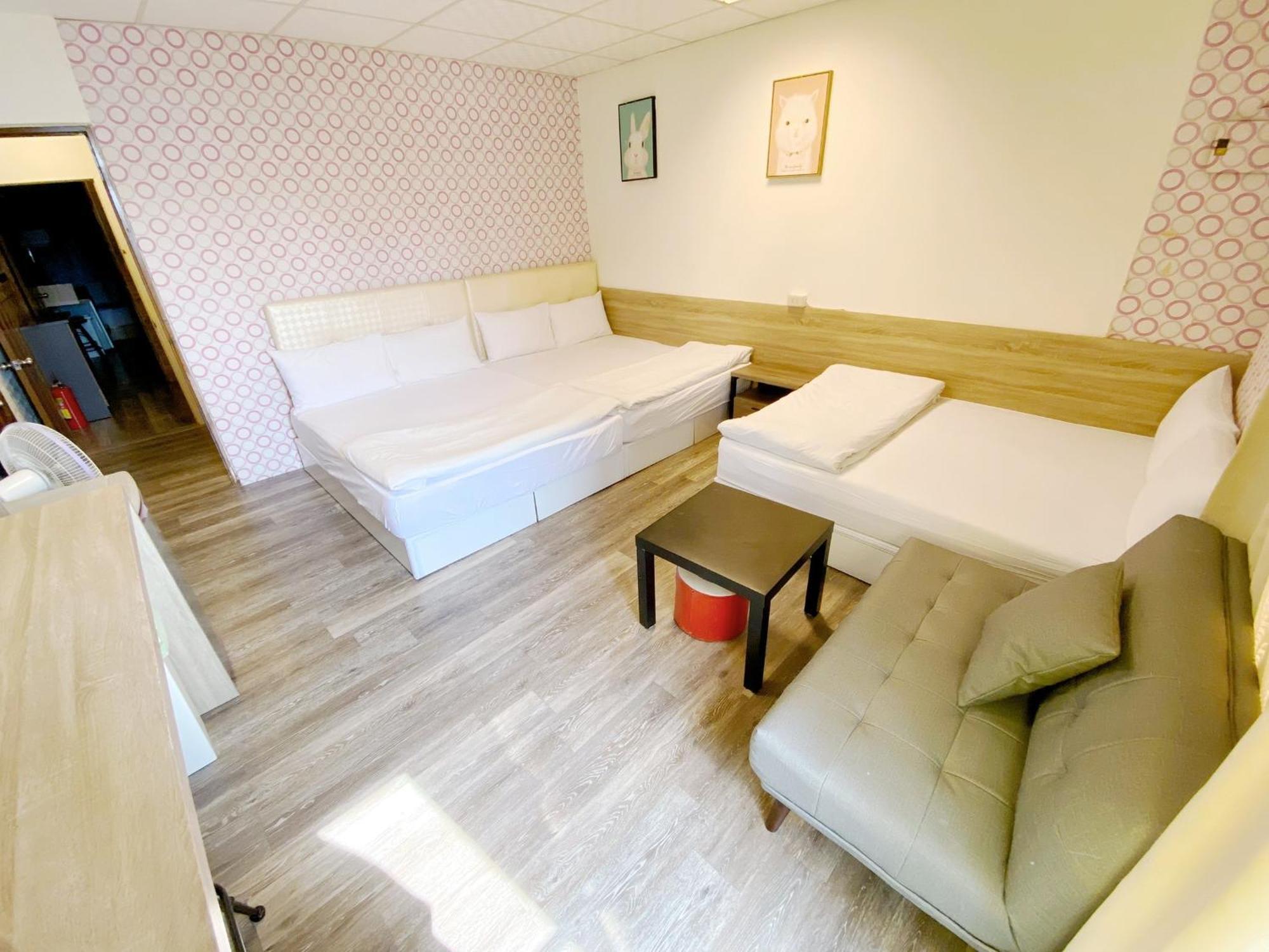 Fengjia Gift Box Homestay Taichung Exteriör bild
