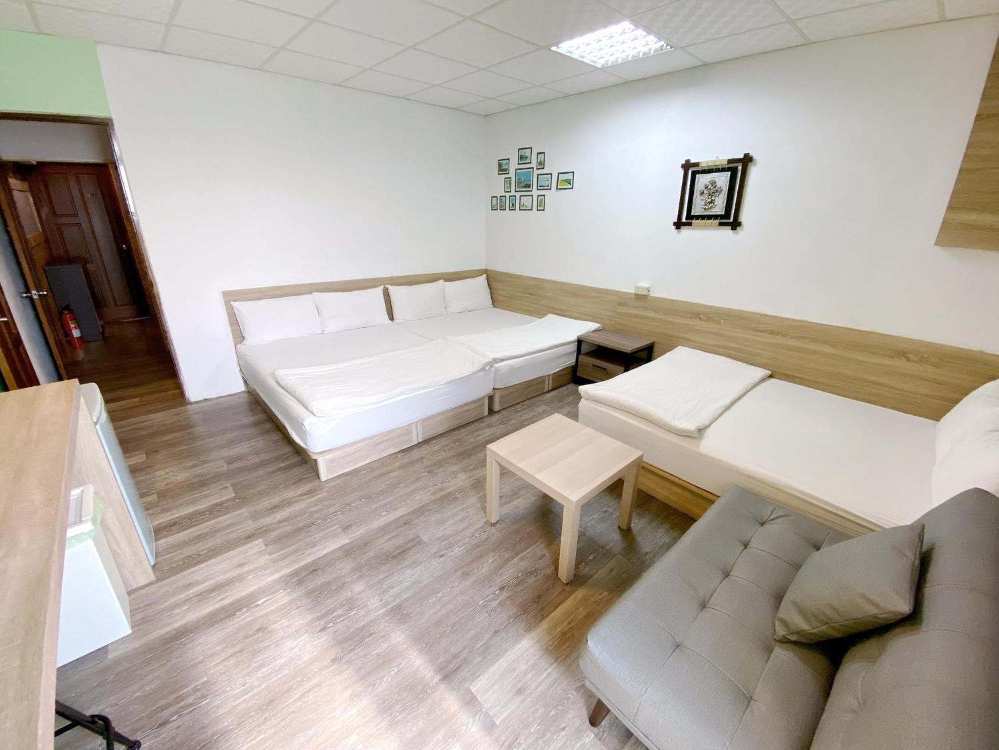 Fengjia Gift Box Homestay Taichung Exteriör bild